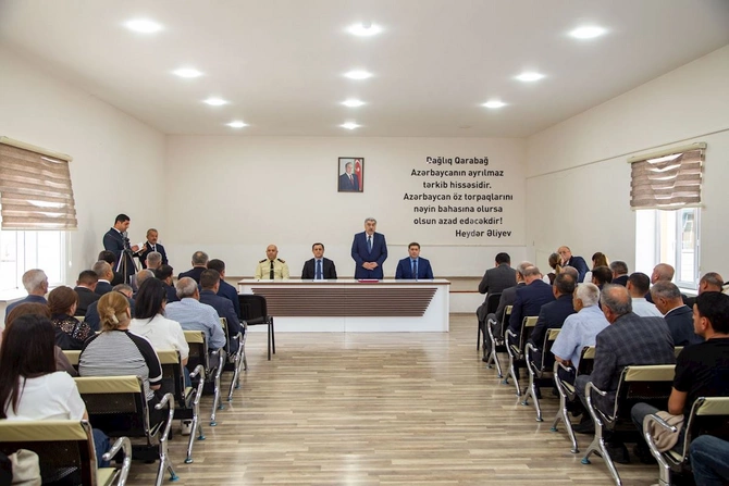 İcra başçısı kənddə səyyar qəbul keçirdi — FOTOLAR İcra başçısı kənddə səyyar qəbul keçirdi — FOTOLAR