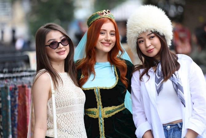 Milli geyimlərdə maraqlı yürüş — FOTOLAR