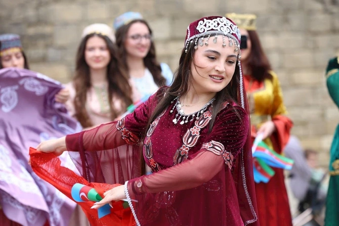 Milli geyimlərdə maraqlı yürüş — FOTOLAR