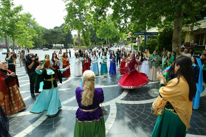 Milli geyimlərdə maraqlı yürüş — FOTOLAR