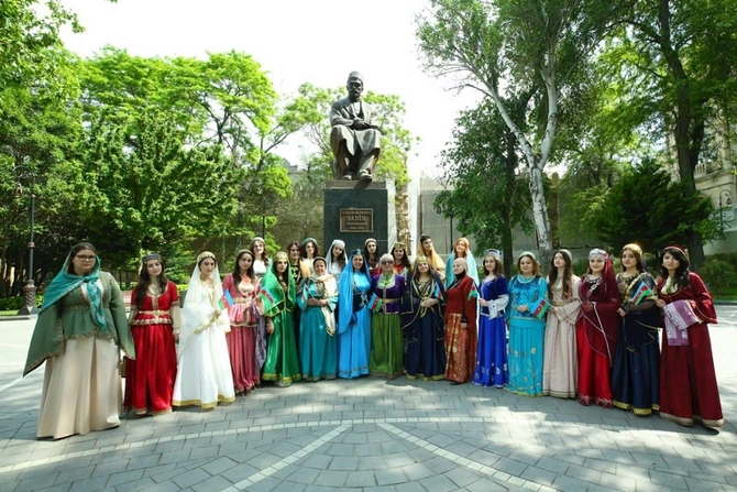 Milli geyimlərdə maraqlı yürüş — FOTOLAR