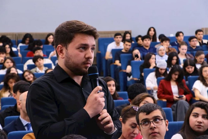 Baş prokuror Qarabağ Universitetinin tələbələri ilə görüşdü — FOTOLAR