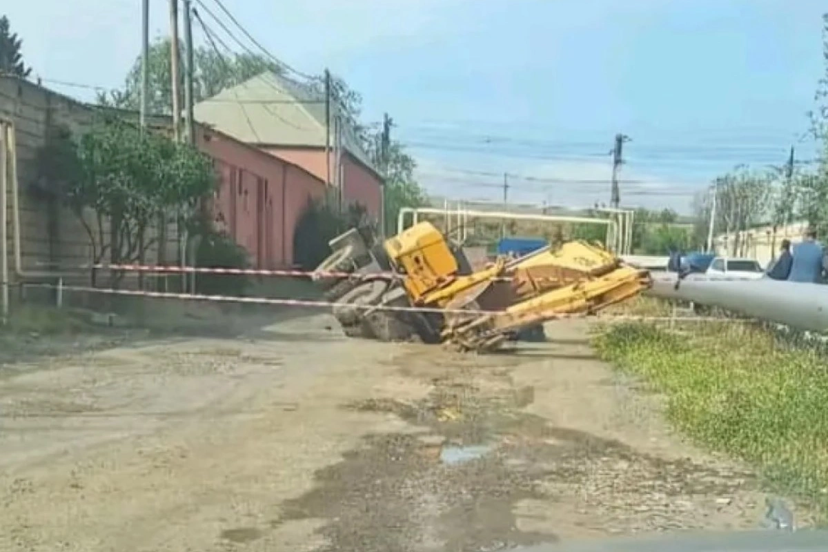 Bakıda yenə yol çökdü