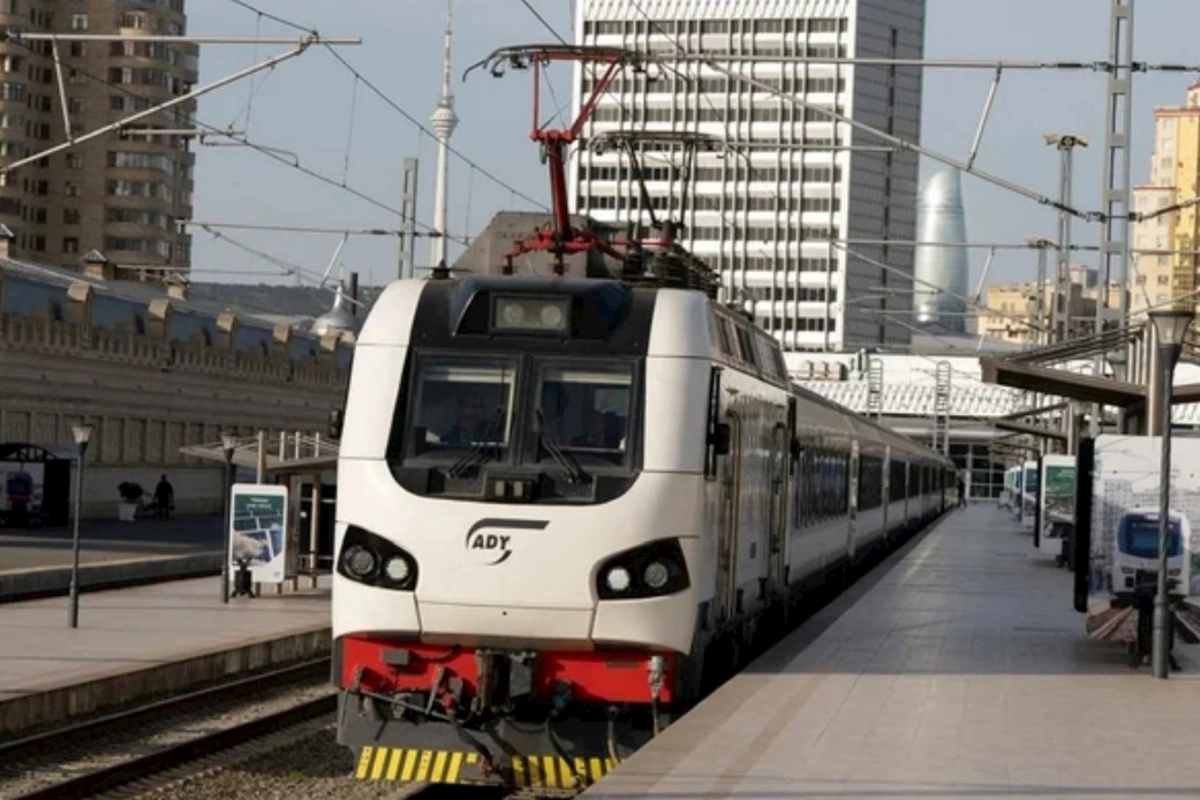 Tbilisi qatarı yola düşür: ilk bileti alan da məlum oldu