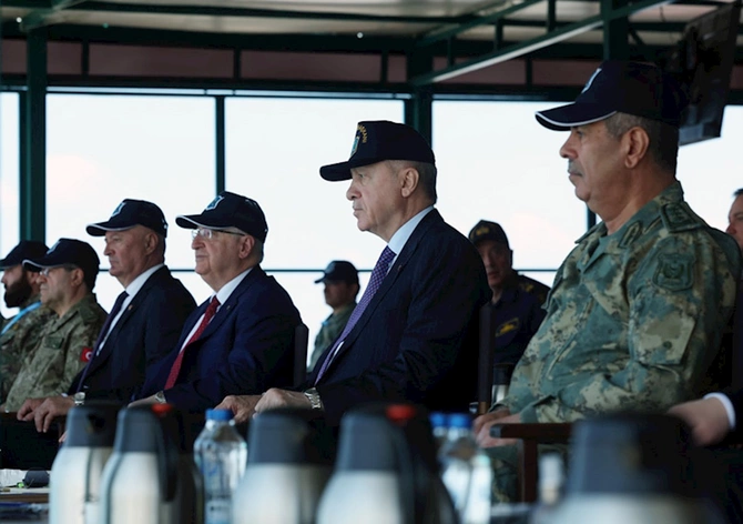 Ərdoğan Zakir Həsənovla təlimi izlədi — FOTOLAR Ərdoğan Zakir Həsənovla təlimi izlədi — FOTOLAR