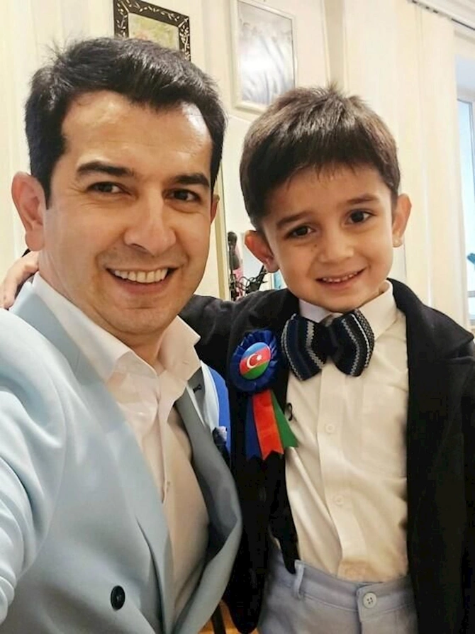 Məşhur aparıcı oğlu ilə — FOTO Məşhur aparıcı oğlu ilə — FOTO