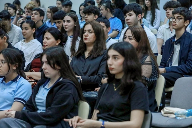 “Müasir dövrdə informasiya mühiti və sosial çağırışlar fonunda gənclər arasında mənəvi dəyərlər” mövzusunda tədbir keçirilib — FOTOLAR