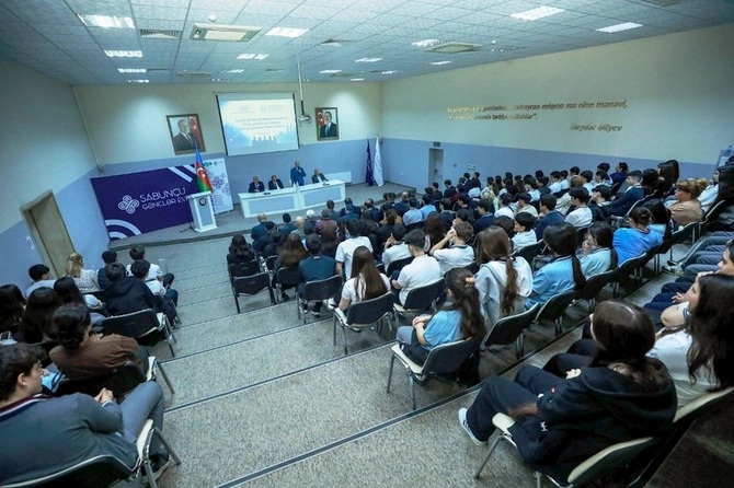 “Müasir dövrdə informasiya mühiti və sosial çağırışlar fonunda gənclər arasında mənəvi dəyərlər” mövzusunda tədbir keçirilib — FOTOLAR