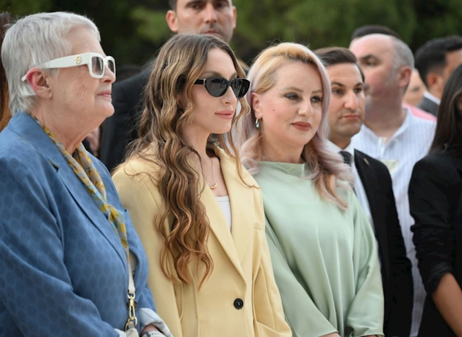 Heydər Əliyev Mərkəzində perulu rəssamın fərdi sərgisinin açılışı — FOTOLAR Heydər Əliyev Mərkəzində perulu rəssamın fərdi sərgisinin açılışı — FOTOLAR