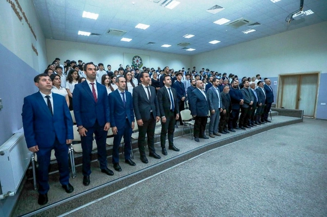 “Müasir dövrdə informasiya mühiti və sosial çağırışlar fonunda gənclər arasında mənəvi dəyərlər” mövzusunda tədbir keçirilib — FOTOLAR
