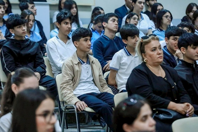 “Müasir dövrdə informasiya mühiti və sosial çağırışlar fonunda gənclər arasında mənəvi dəyərlər” mövzusunda tədbir keçirilib — FOTOLAR