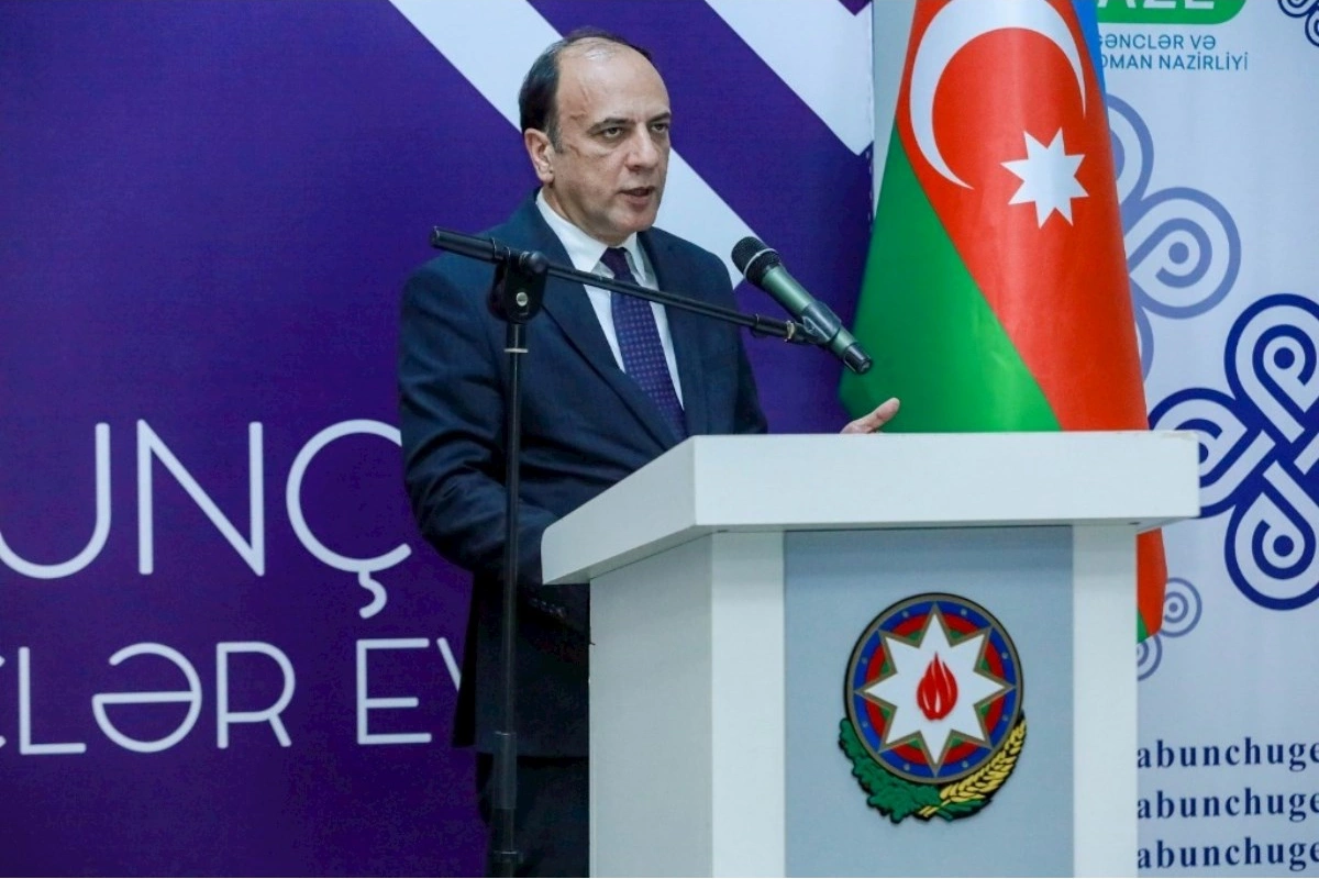 “Müasir dövrdə informasiya mühiti və sosial çağırışlar fonunda gənclər arasında mənəvi dəyərlər” mövzusunda tədbir keçirilib — FOTOLAR
