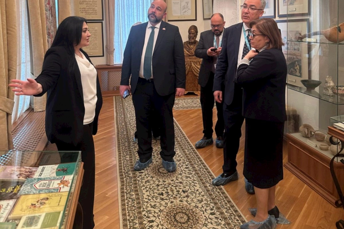 WUF13 çərçivəsində türkiyəli qonaqlar Ədəbiyyatı Muzeyini ziyarət ediblər