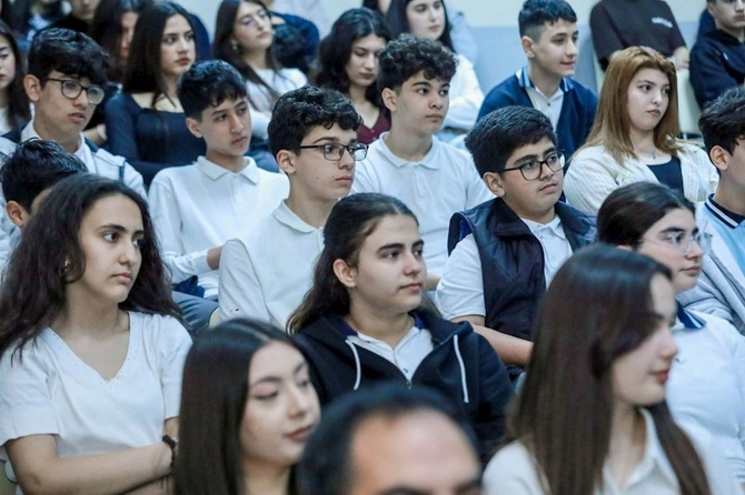 “Müasir dövrdə informasiya mühiti və sosial çağırışlar fonunda gənclər arasında mənəvi dəyərlər” mövzusunda tədbir keçirilib — FOTOLAR