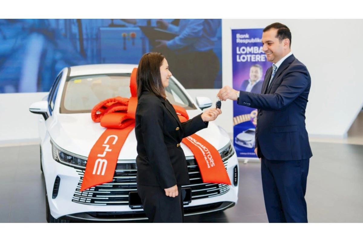 Bank Respublika ad günündə müştərisinə avtomobil təqdim etdi — FOTOLAR
