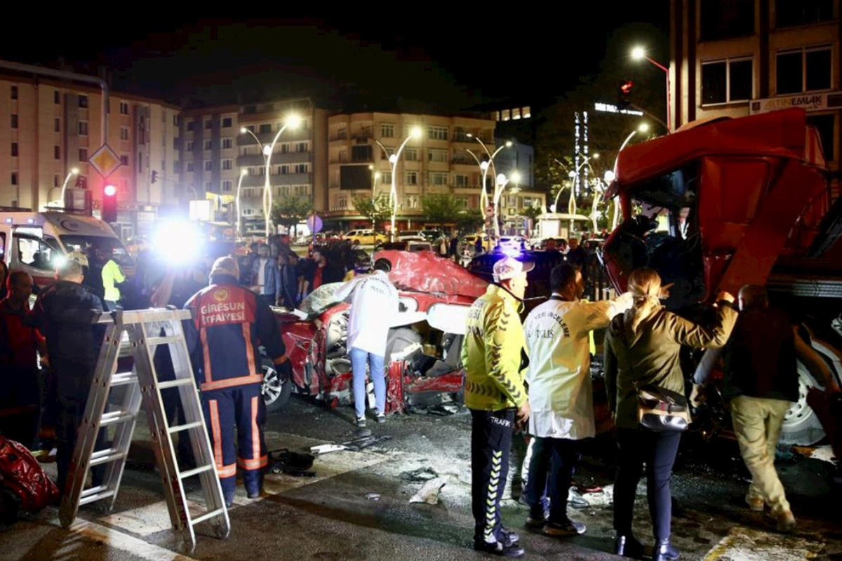 Türkiyədə yük maşını iki avtomobilə çırpıldı — 5 ölü, 6 yaralı