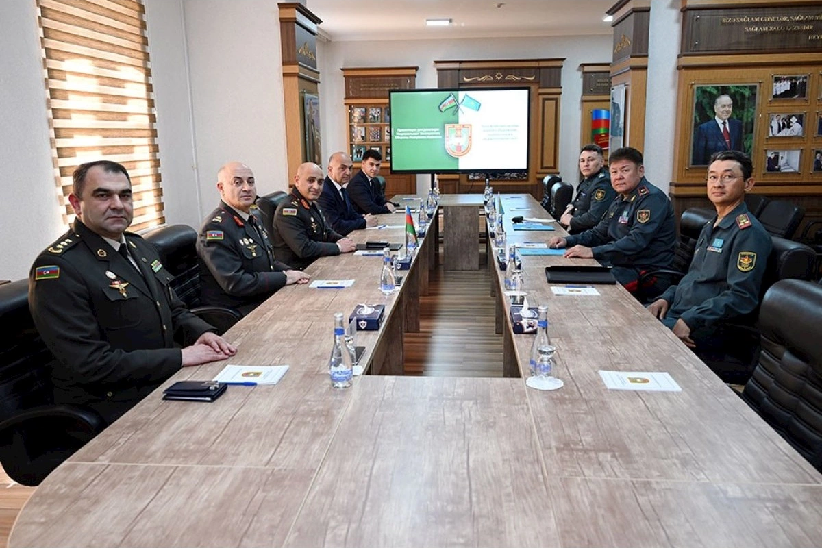 Qazaxıstan generalının rəhbərlik etdiyi nümayəndə heyəti Azərbaycana gəlib — FOTOLAR
