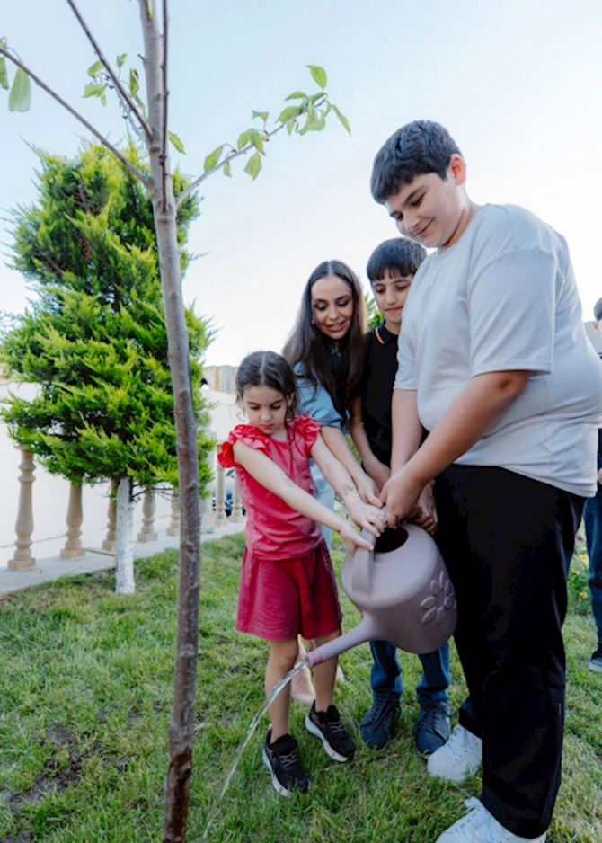 Prezidentin qızı və gəlini Sosial Reabilitasiya Mərkəzində — FOTOLAR