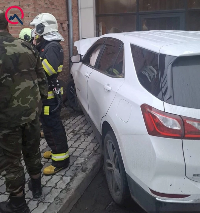 Maşın tibb mərkəzinə çırpıldı — Xəsarət alanlar var (FOTO)
