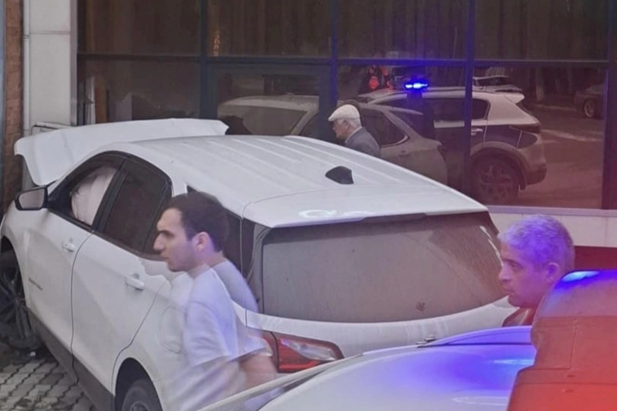 Maşın tibb mərkəzinə çırpıldı — Xəsarət alanlar var (FOTO)