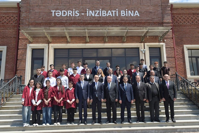 Emin Əmrullayev İsmayıllı Dövlət Peşə Təhsil Mərkəzinin Qobustan korpusunda oldu — FOTOLAR Emin Əmrullayev İsmayıllı Dövlət Peşə Təhsil Mərkəzinin Qobustan korpusunda oldu — FOTOLAR