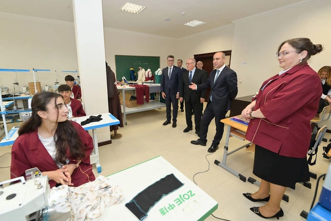 Emin Əmrullayev İsmayıllı Dövlət Peşə Təhsil Mərkəzinin Qobustan korpusunda oldu — FOTOLAR Emin Əmrullayev İsmayıllı Dövlət Peşə Təhsil Mərkəzinin Qobustan korpusunda oldu — FOTOLAR