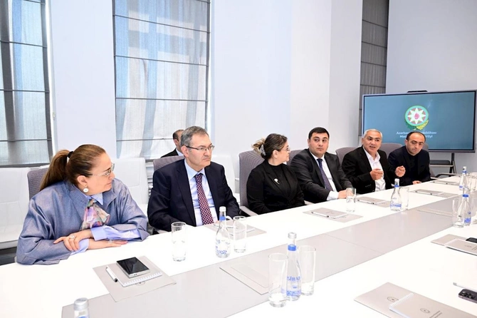 Adil Kərimli Gəncə teatrının öz həmkarlarını xilas edən əməkdaşları ilə görüşüb — FOTOLAR Adil Kərimli Gəncə teatrının öz həmkarlarını xilas edən əməkdaşları ilə görüşüb — FOTOLAR