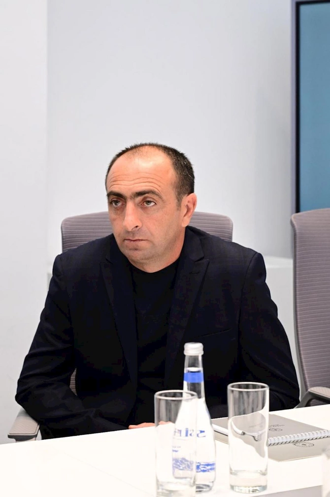 Adil Kərimli Gəncə teatrının öz həmkarlarını xilas edən əməkdaşları ilə görüşüb — FOTOLAR Adil Kərimli Gəncə teatrının öz həmkarlarını xilas edən əməkdaşları ilə görüşüb — FOTOLAR