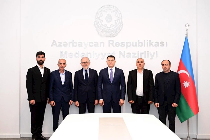 Adil Kərimli Gəncə teatrının öz həmkarlarını xilas edən əməkdaşları ilə görüşüb — FOTOLAR Adil Kərimli Gəncə teatrının öz həmkarlarını xilas edən əməkdaşları ilə görüşüb — FOTOLAR