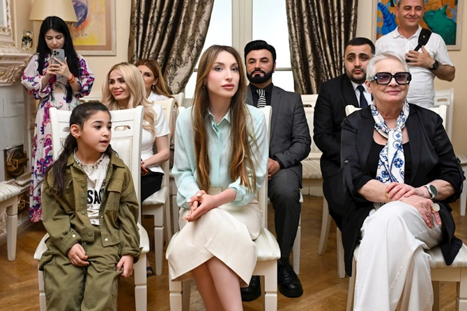 Prezidentin gəlini xeyriyyə tədbirində — FOTOLAR Prezidentin gəlini xeyriyyə tədbirində — FOTOLAR