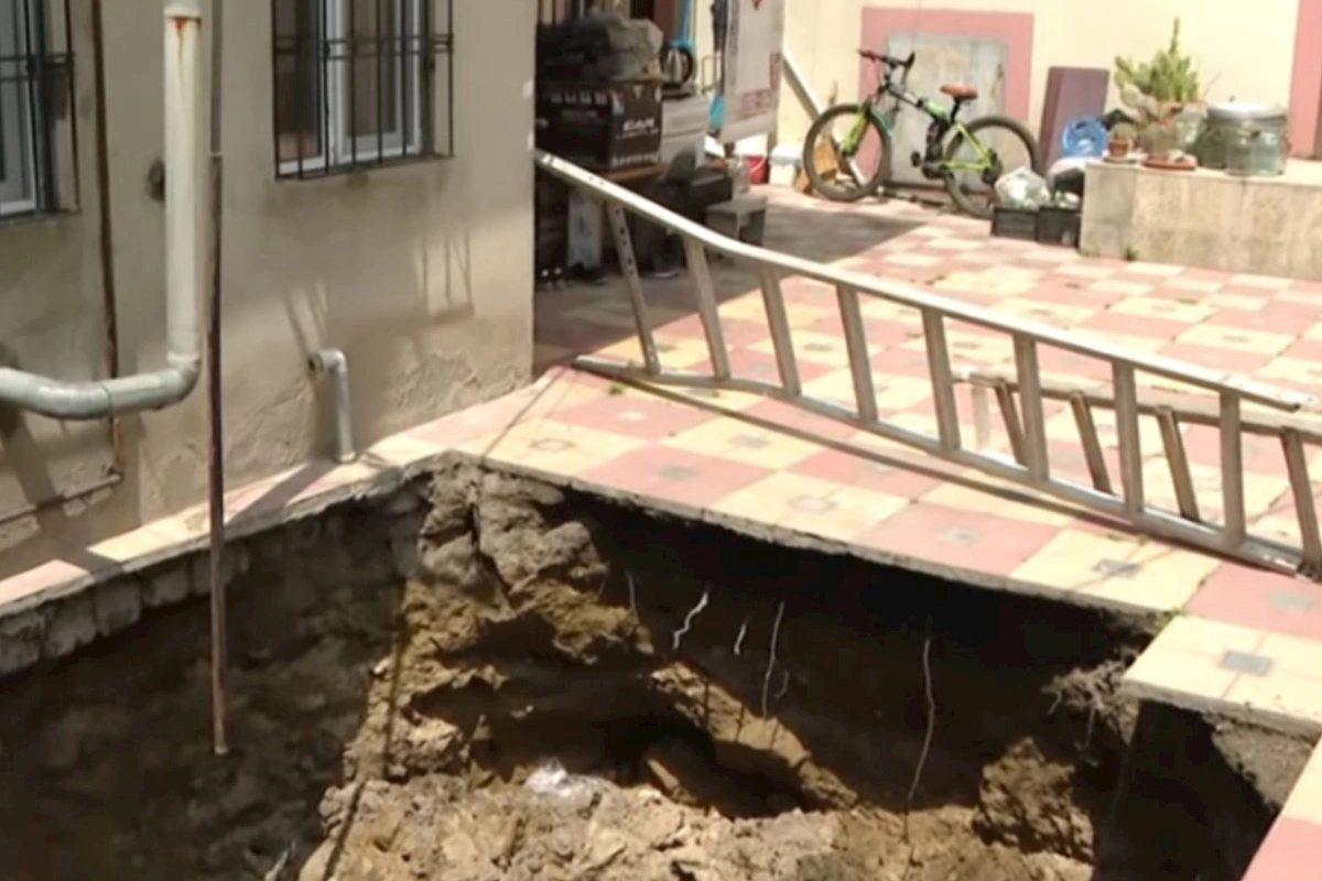 Bakıda evin bir hissəsi çökdü — FOTOLAR