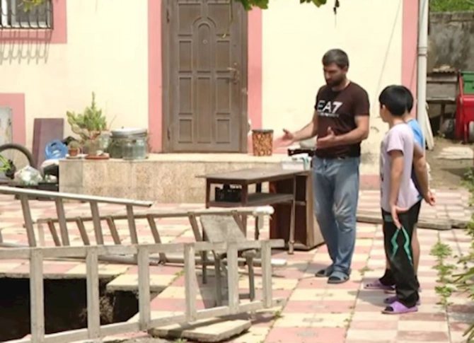 Bakıda evin bir hissəsi çökdü — FOTOLAR