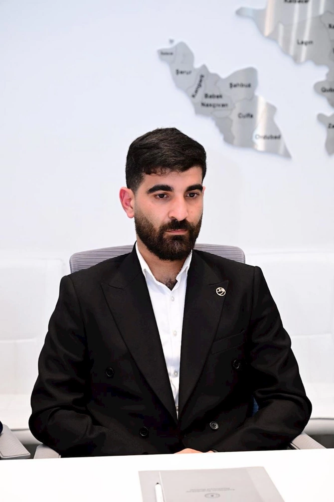 Adil Kərimli Gəncə teatrının öz həmkarlarını xilas edən əməkdaşları ilə görüşüb — FOTOLAR Adil Kərimli Gəncə teatrının öz həmkarlarını xilas edən əməkdaşları ilə görüşüb — FOTOLAR