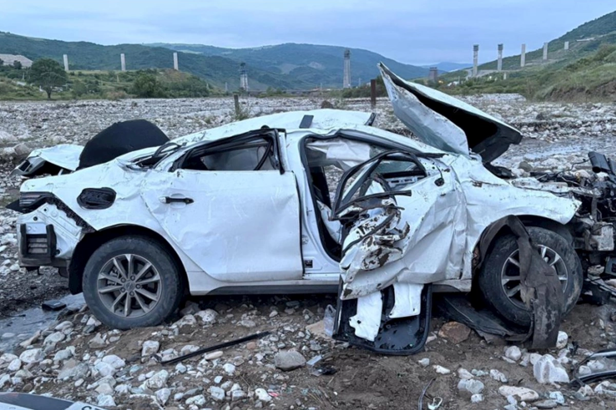 Maşın beton səddə çırpılıb çay yatağına düşdü — Ölənlər və yaralananlar var