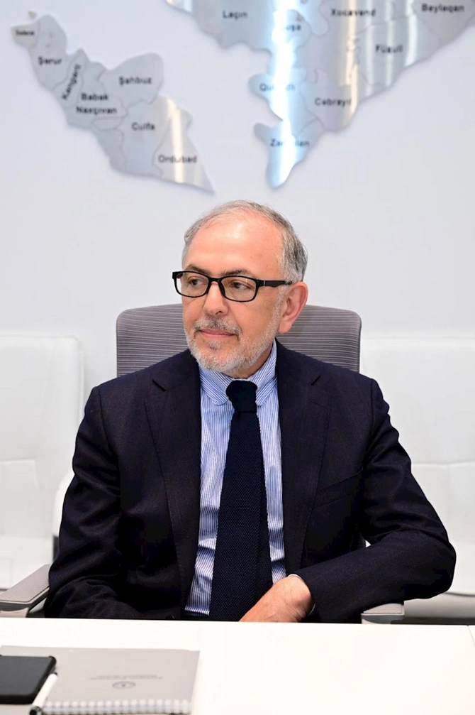 Adil Kərimli Gəncə teatrının öz həmkarlarını xilas edən əməkdaşları ilə görüşüb — FOTOLAR Adil Kərimli Gəncə teatrının öz həmkarlarını xilas edən əməkdaşları ilə görüşüb — FOTOLAR