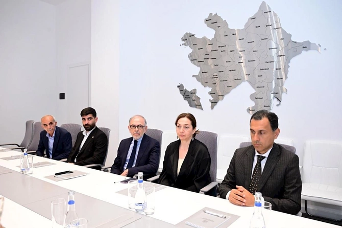 Adil Kərimli Gəncə teatrının öz həmkarlarını xilas edən əməkdaşları ilə görüşüb — FOTOLAR Adil Kərimli Gəncə teatrının öz həmkarlarını xilas edən əməkdaşları ilə görüşüb — FOTOLAR