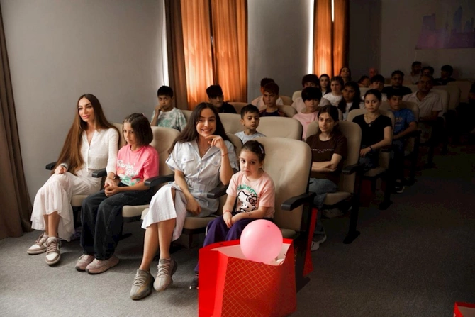 Prezidentin qızları bayramı onlarla keçirdi — FOTOLAR Prezidentin qızları bayramı onlarla keçirdi — FOTOLAR