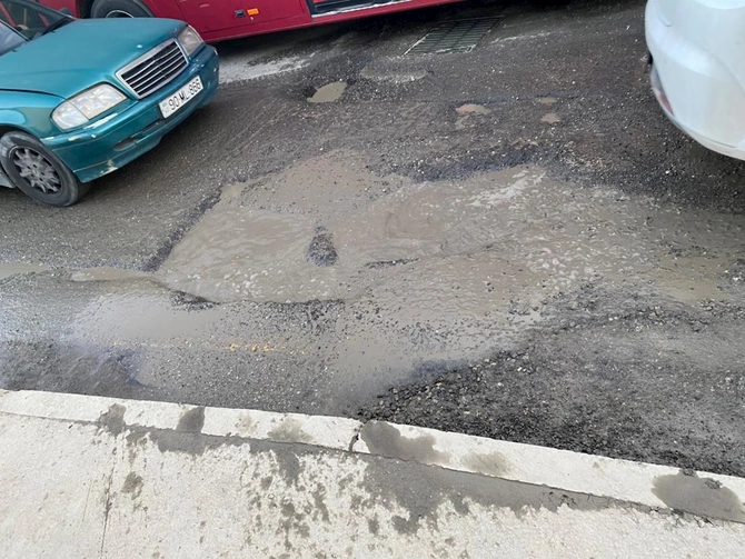 Bakının bu ərazisində yola görə uzun tıxaclar yaranır — FOTOLAR Bakının bu ərazisində yola görə uzun tıxaclar yaranır — FOTOLAR
