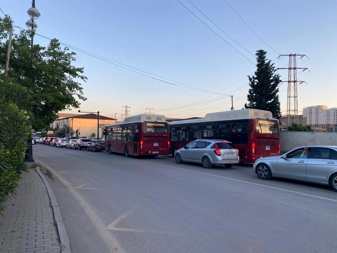 Bakının bu ərazisində yola görə uzun tıxaclar yaranır — FOTOLAR Bakının bu ərazisində yola görə uzun tıxaclar yaranır — FOTOLAR