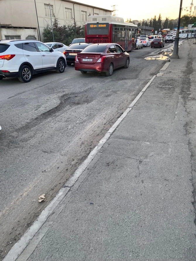 Bakının bu ərazisində yola görə uzun tıxaclar yaranır — FOTOLAR Bakının bu ərazisində yola görə uzun tıxaclar yaranır — FOTOLAR