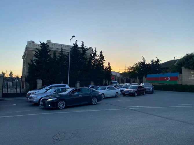 Bakının bu ərazisində yola görə uzun tıxaclar yaranır — FOTOLAR Bakının bu ərazisində yola görə uzun tıxaclar yaranır — FOTOLAR