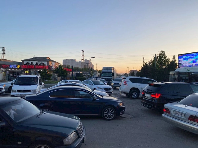 Bakının bu ərazisində yola görə uzun tıxaclar yaranır — FOTOLAR Bakının bu ərazisində yola görə uzun tıxaclar yaranır — FOTOLAR