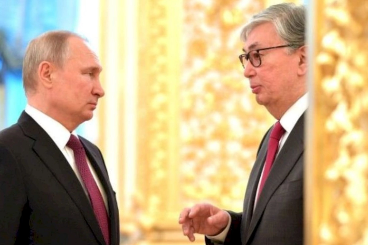 Putin Tokayevin adını niyə tələffüz edə bilmir?