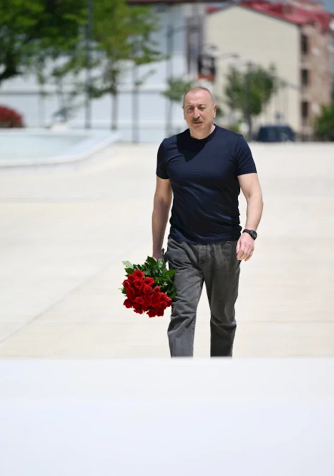 Prezident İlham Əliyev Xankəndi şəhərində Zəfər tağının önünə gül dəstələri düzüb Prezident İlham Əliyev Xankəndi şəhərində Zəfər tağının önünə gül dəstələri düzüb
