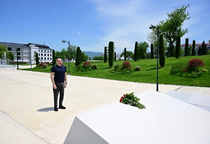 Prezident İlham Əliyev Xankəndi şəhərində Zəfər tağının önünə gül dəstələri düzüb Prezident İlham Əliyev Xankəndi şəhərində Zəfər tağının önünə gül dəstələri düzüb