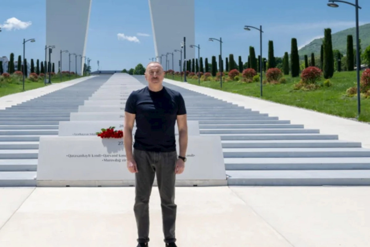 Prezident İlham Əliyev Xankəndi şəhərində Zəfər tağının önünə gül dəstələri düzüb