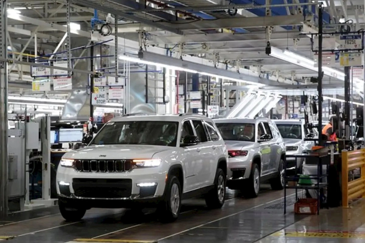 Jeep 400 mindən çox maşını geri çağırır