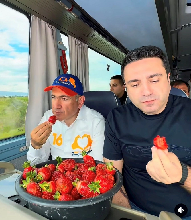 Paşinyanın avtobusda müxtəlif yeməklər yeməsi hansı məqsədə hesablanıb? — FOTOLAR Paşinyanın avtobusda müxtəlif yeməklər yeməsi hansı məqsədə hesablanıb? — FOTOLAR