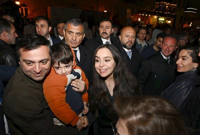 Prezidentin qızları Beynəlxalq Xalça Festivalında — FOTOLAR