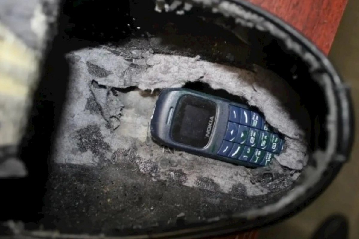 İmtahana ayaqqabısının altında telefon keçirtmək istədi